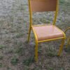 Mairie de Saint-Morillon donne 55 chaises bois et cadre jaune